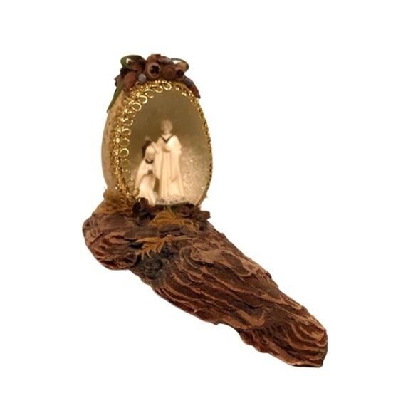 Vintage Handcrafted Egg Diorama Christmas Nativity Scene On Driftwood - Picture 1 of 10